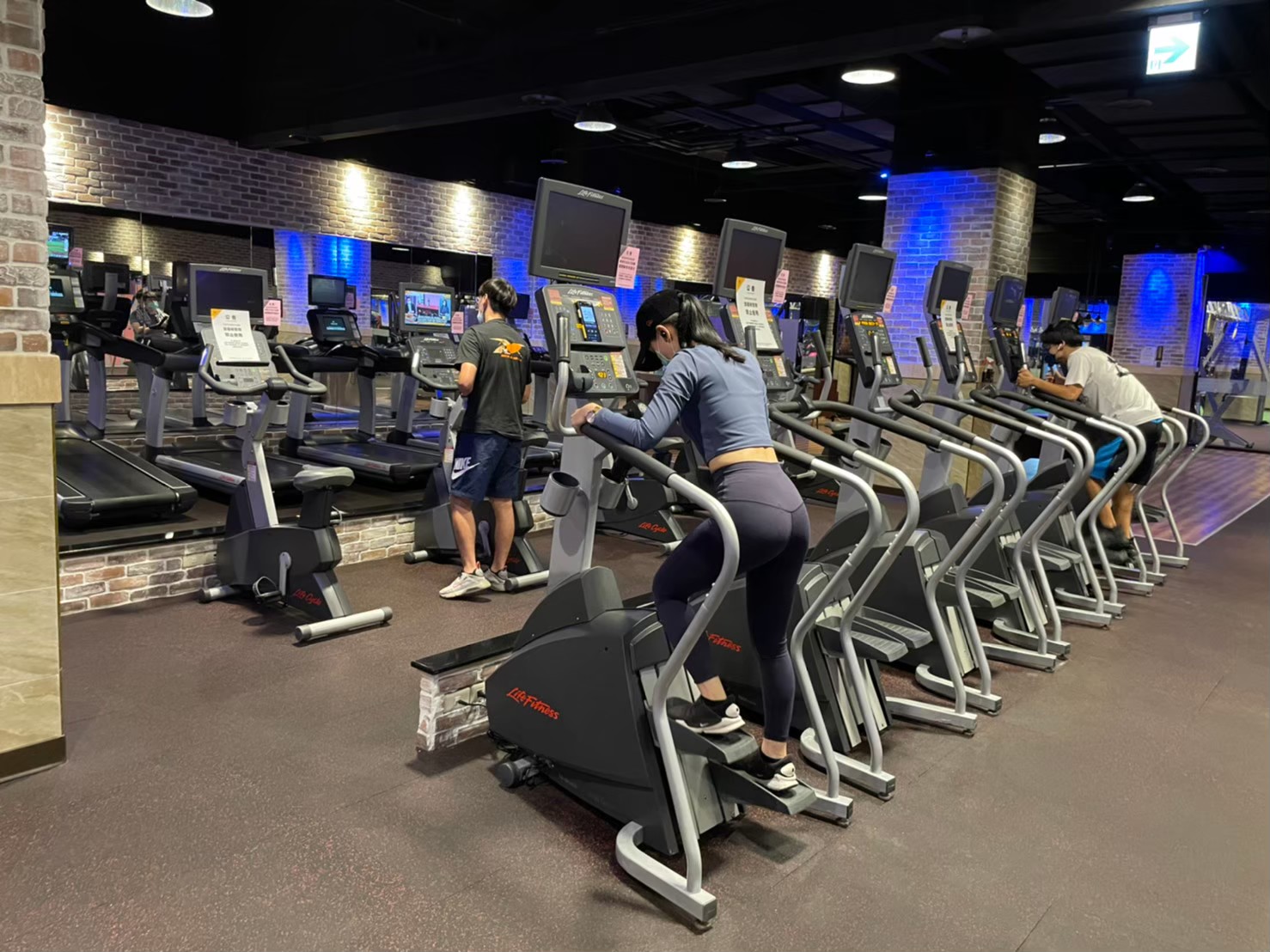 (圖)Implementing sports venue consumer protection checks to allow people to exercise without worry A local government checks a sports venue.